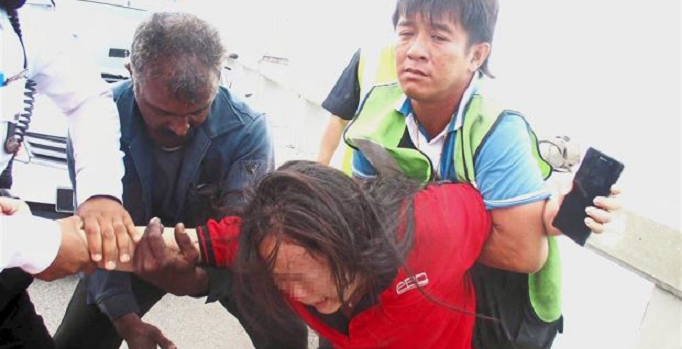 Malaysian Tow Truck Runner Saves 10 People From Committing Suicide - World Of Buzz 4