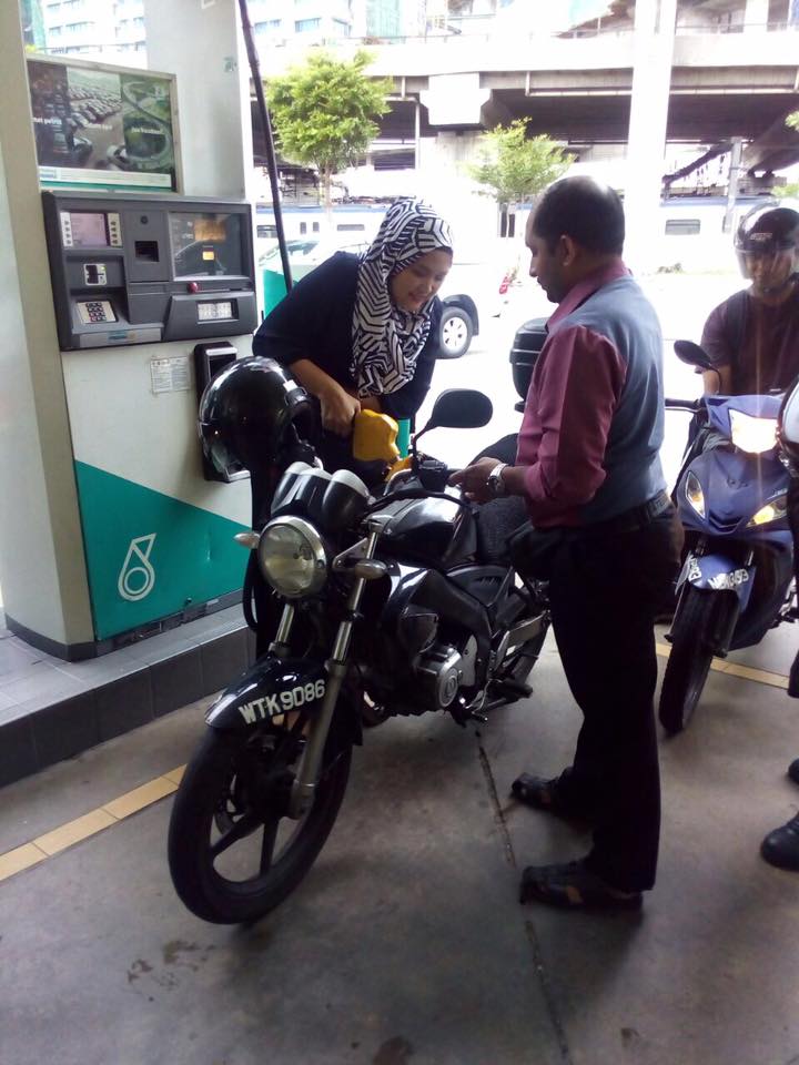 Malaysians Start Project To Buy Fuel For The Poor To Help With The Petrol Price Hike - World Of Buzz