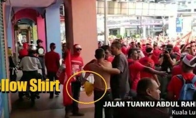 Red Shirts Forces Elderly Man Who Supports Bersih 5 To Put On Red Shirt - World Of Buzz 3