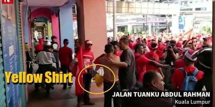 Red Shirts Forces Elderly Man Who Supports Bersih 5 To Put On Red Shirt - World Of Buzz 3