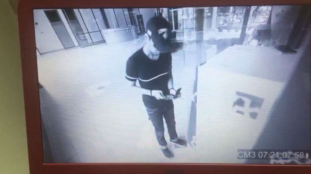 [TEST] CCTV Footage Captures Malfunctioning ATM In KL Spitting Out RM10,000 - World Of Buzz 4