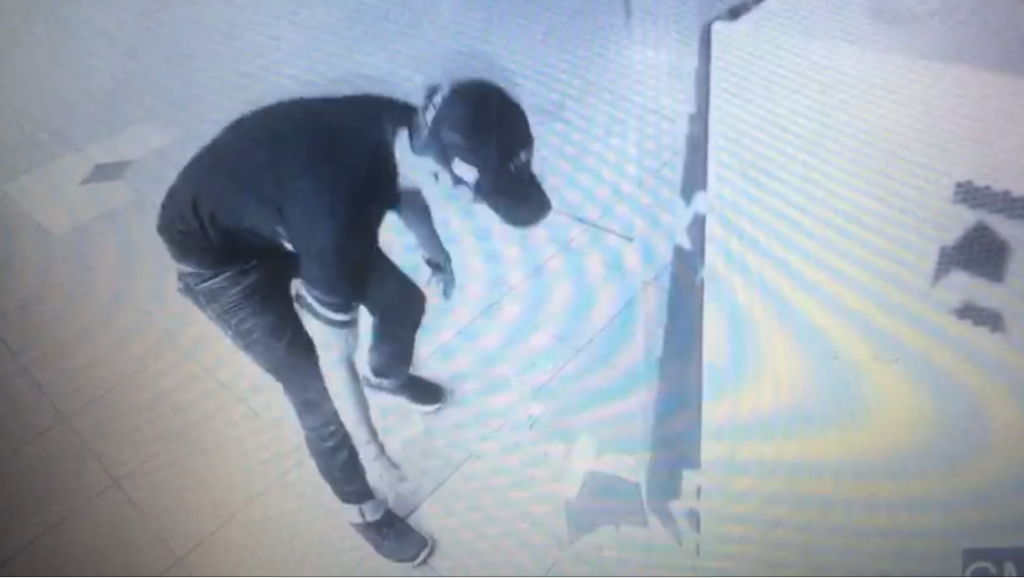 [TEST] CCTV Footage Captures Malfunctioning ATM In KL Spitting Out RM10,000 - World Of Buzz 5