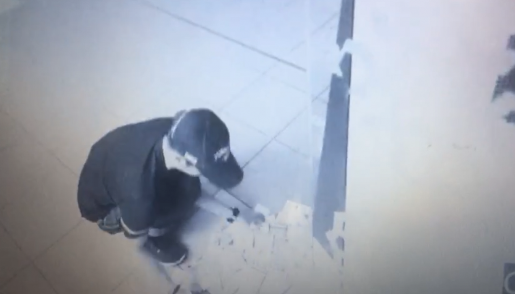 [Test] Cctv Footage Captures Malfunctioning Atm In Kl Spitting Out Rm10,000 - World Of Buzz 6