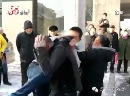 Ungrateful Chinese Son Beats Up Parents In Public For Buying Him An Apartment 'Too Small' - World Of Buzz 1
