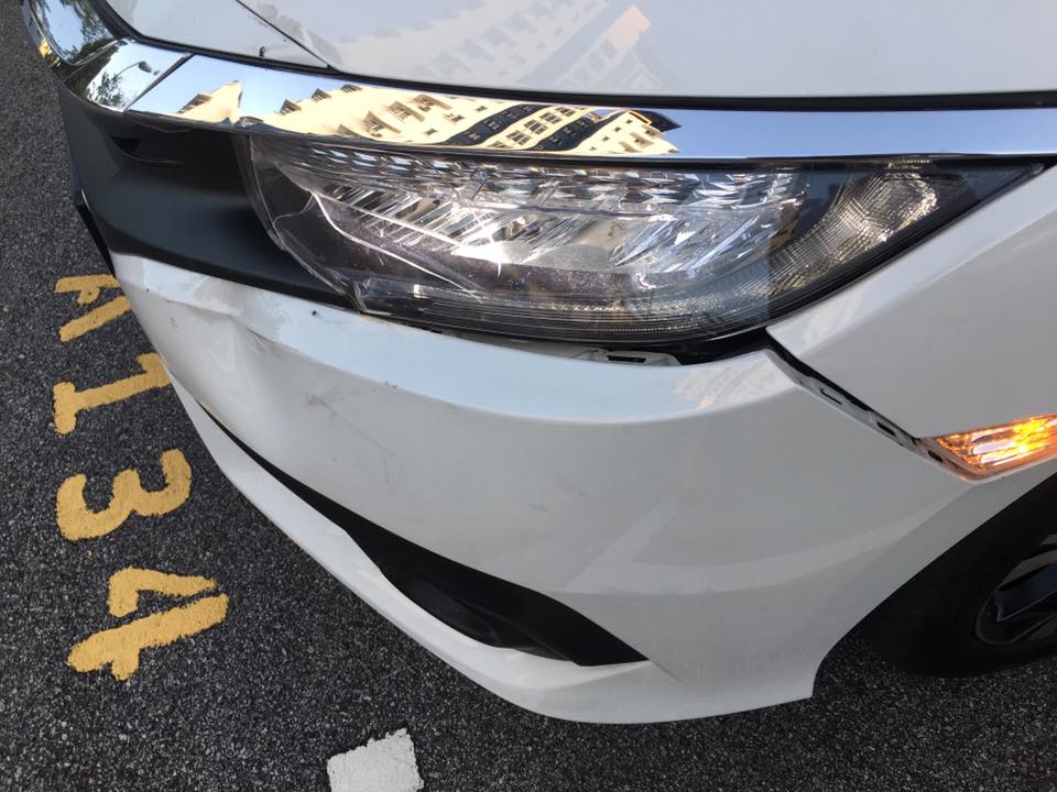 Angry Guy Reversed Into A Lady's Car In The Middle Of Road - World Of Buzz 5