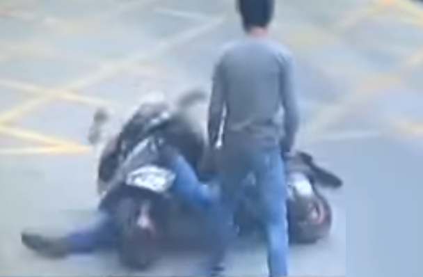 Badass Chinese Truck Driver Unleashes Inner Bruce Lee After Thief Stole His Phone - World Of Buzz 2