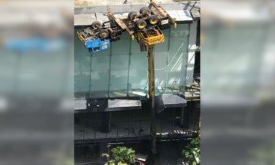 Crane Overturned Hanging On Fourth Floor - World Of Buzz 4