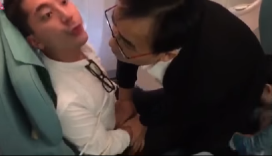 Drunken Korean Guy Gets Restrained, Spits And Curse At Flight Attendant - World Of Buzz 3