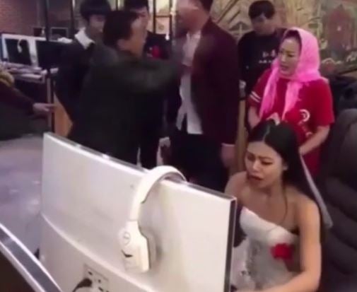 Groom Had Drag Bride Away From The Computer To Attend Their Own Wedding - World Of Buzz 1