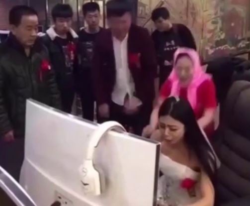 Groom Had Drag Bride Away From The Computer To Attend Their Own Wedding - World Of Buzz 4