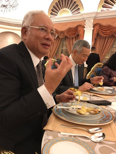 Image Of Hsien Loong And Rosmah Eating Durian Goes Viral - World Of Buzz 1