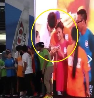 Malaysian Actress Embarrassed In Front Of Big Crowd After Having Phone Rudely Snatched Away - World Of Buzz 2