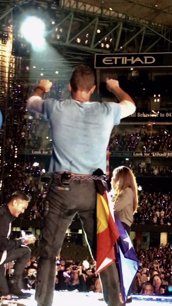 Malaysian Man Proposed To His Girlfriend At Coldplay Concert In Melbourne - World Of Buzz 1