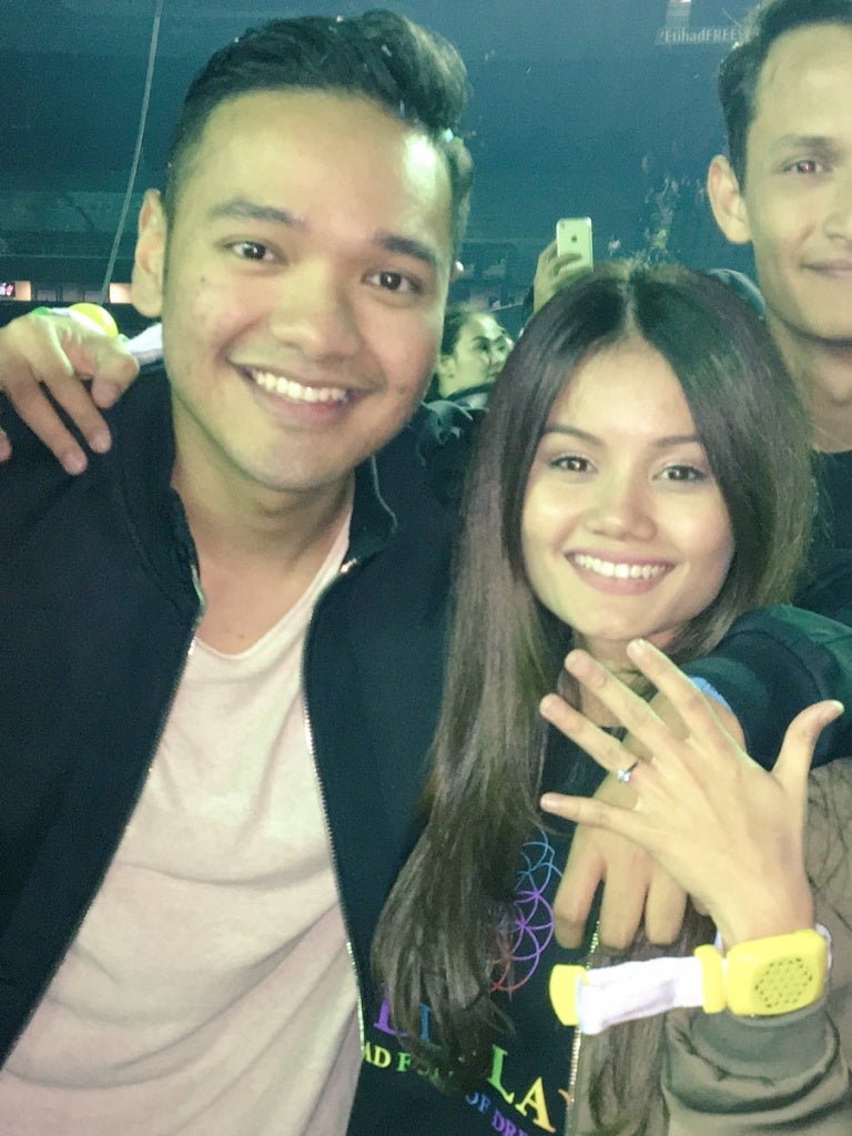 Malaysian Man Proposed To His Girlfriend At Coldplay Concert In Melbourne - World Of Buzz