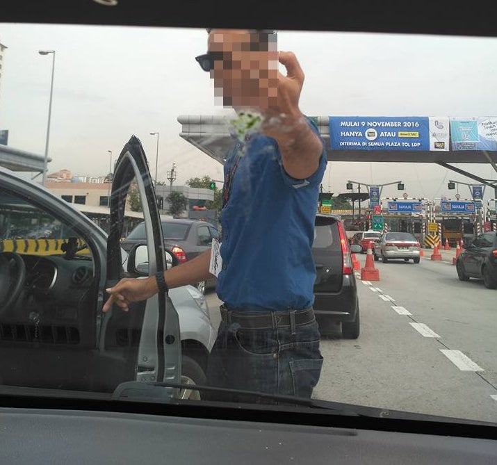 Malaysian Man Shows Middle Finger In Road Rage, Shares His Side Of The Story - World Of Buzz 4