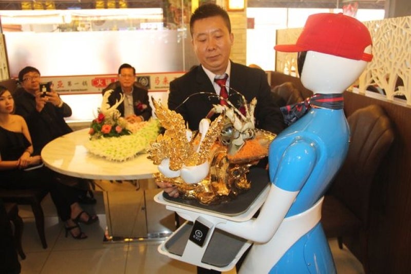 Malaysia's First Ever Restaurant Serving Food Using Robots - World Of Buzz 3