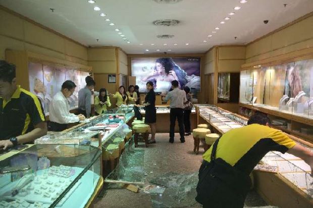 More than RM1 Million Gone in Jewelry Shop Heist in Taman OUG - World Of Buzz