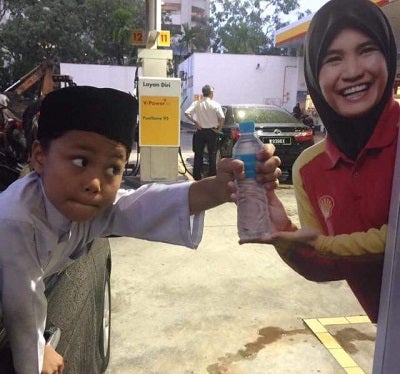 Shell's 'Gadis Air Mineral' Left Apology Note And Then Went Missing! - World Of Buzz