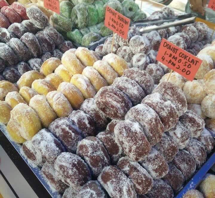 This Mak Cik Sells Colourful Doughnuts At A Stall In Kuala Kangsar - World Of Buzz 1