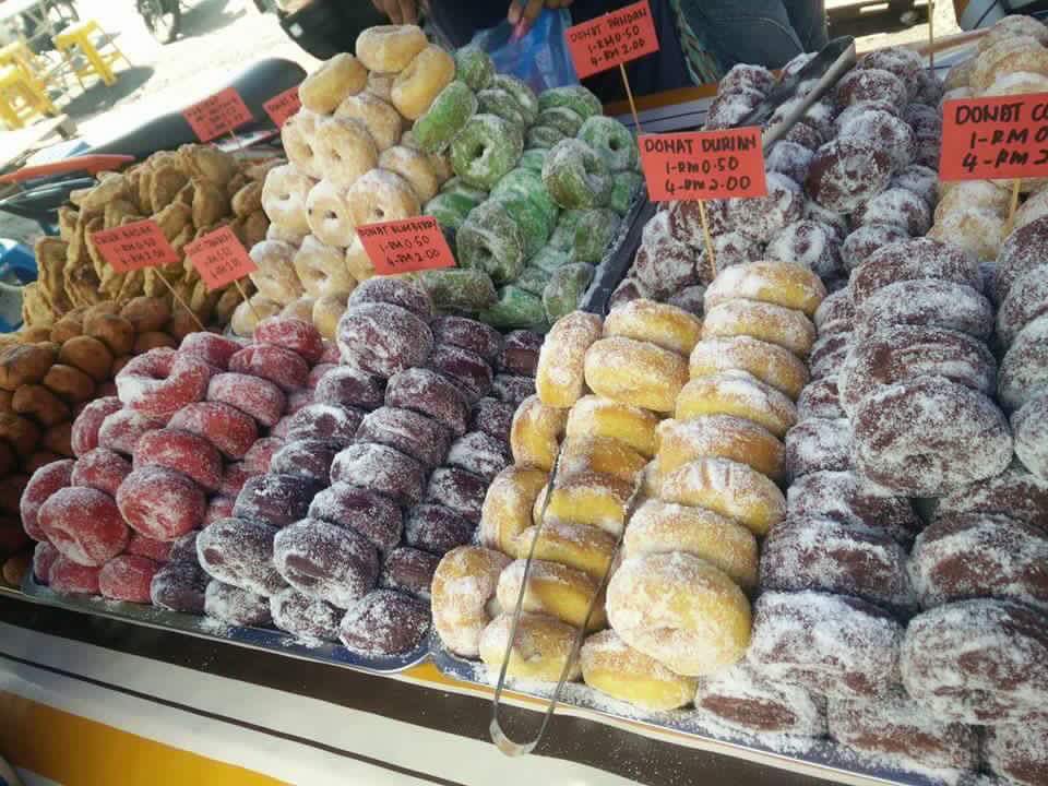 This Mak Cik Sells Colourful Doughnuts At A Stall In Kuala Kangsar - World Of Buzz