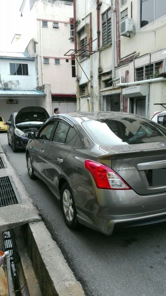 2 Stubborn Malaysians Refused To Give Way, Both Stuck In Narrow Back Alley For 2 Hours - World Of Buzz 1