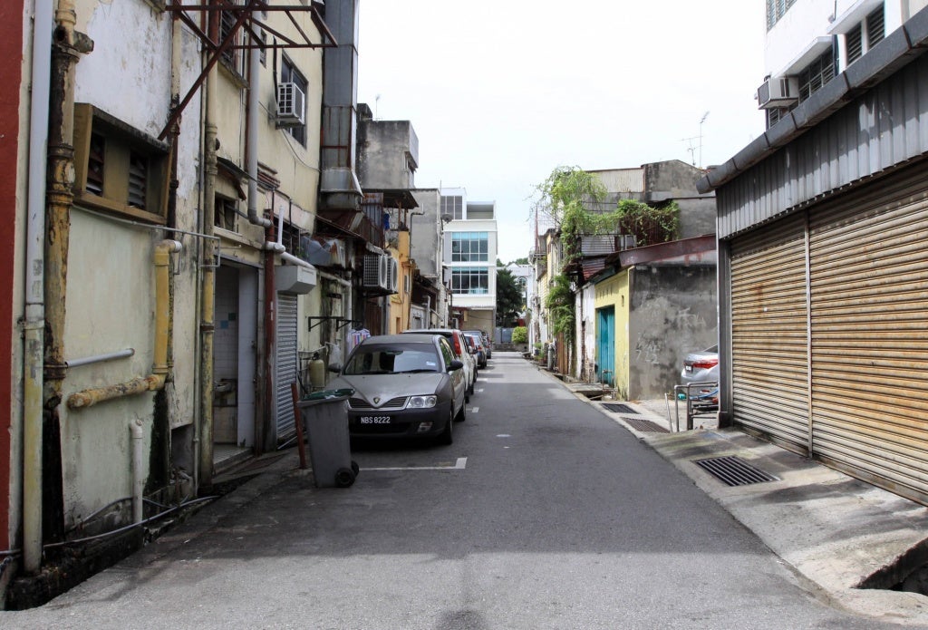 2 Stubborn Malaysians Refused To Give Way, Both Stuck In Narrow Back Alley For 2 Hours - World Of Buzz 3
