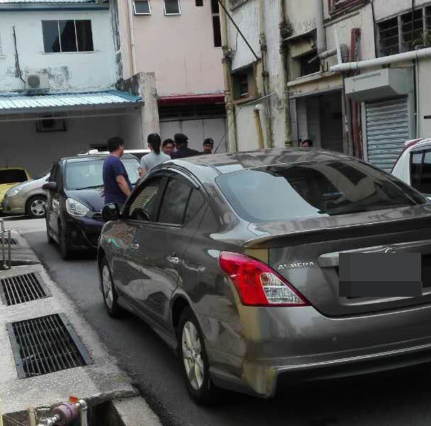 2 Stubborn Malaysians Refused To Give Way, Both Stuck In Narrow Back Alley For 2 Hours - World Of Buzz 4