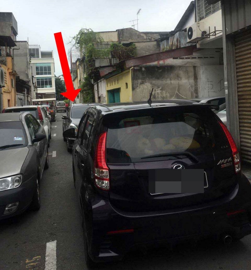 2 Stubborn Malaysians Refused To Give Way, Both Stuck In Narrow Back Alley For 2 Hours - World Of Buzz