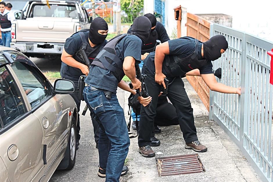 8 People Arrested For Drug Trafficking, 7 Are Malaysian Police Officers - World Of Buzz 1