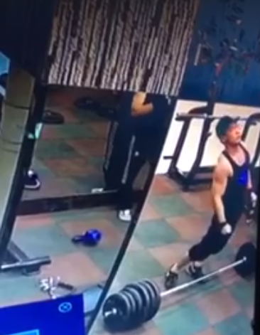Buff Guy Collapses On The Floor After Lifting Too Heavy In The Gym - World Of Buzz 2