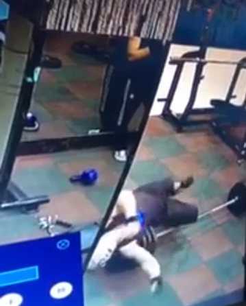 Buff Guy Collapses On The Floor After Lifting Too Heavy In The Gym - World Of Buzz 3