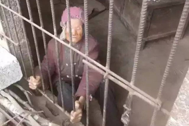 Cruel Chinese Couple Locks Up Their Own 92-Year-Old Mother In A Pigpen For Years - World Of Buzz 1