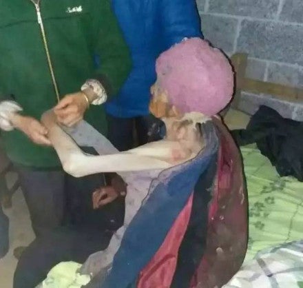 Cruel Chinese Couple Locks Up Their Own 92-Year-Old Mother In A Pigpen For Years - World Of Buzz