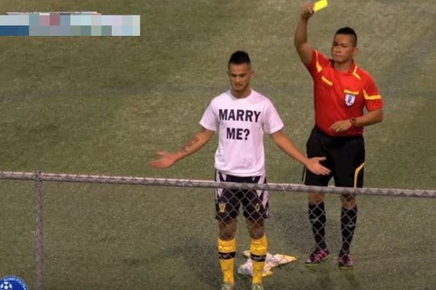 Football Player Who Romantically Proposed To Girlfriend On The Pitch Gets Yellow Card - World Of Buzz 2