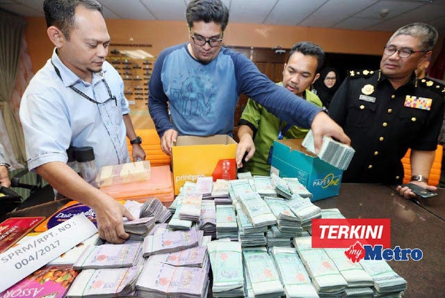 Macc Found Rm1.1 Million Cash In A Wall In Latest Corruption Case - World Of Buzz