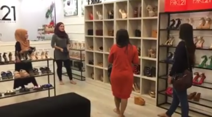 Malaysian Posts Frustrating Video To Prove Why Customers Are Not Always RIGHT - World Of Buzz 1