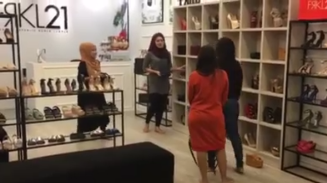 Malaysian Posts Frustrating Video To Prove Why Customers Are Not Always RIGHT - World Of Buzz