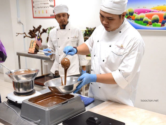 Malaysia's First Ever Chocolate Museum Lets You Learn About And Buy Chocolates! - World Of Buzz