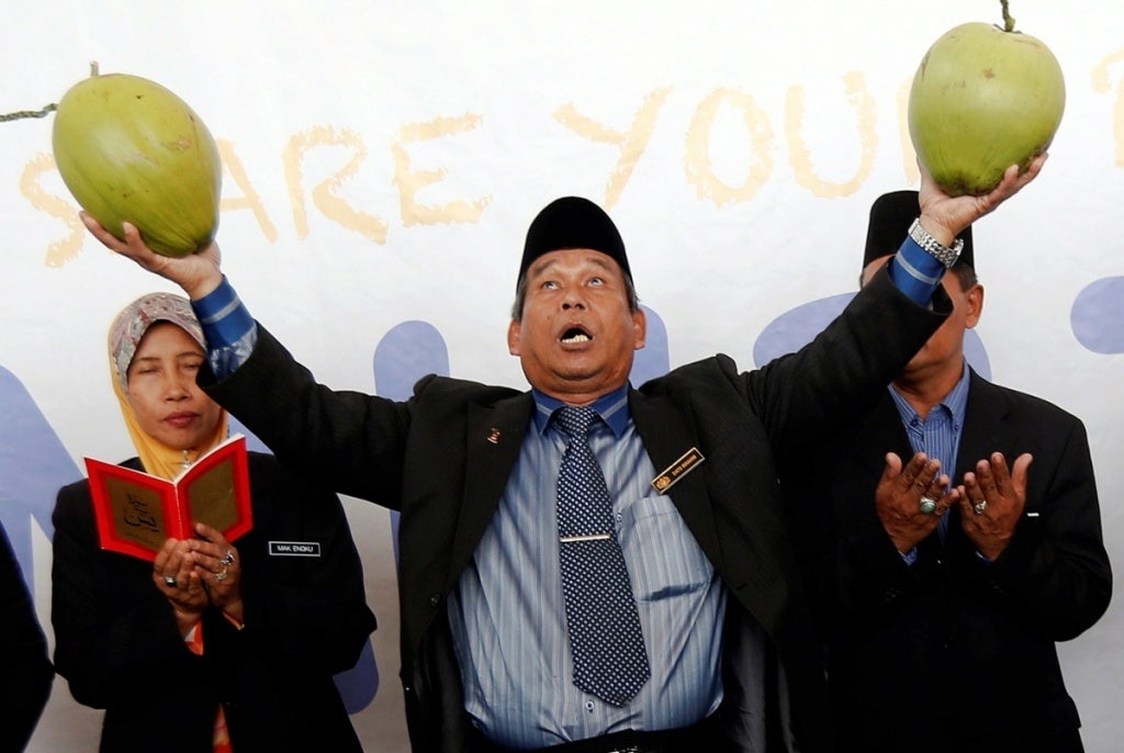 Man seeks refund from bomoh after failed exorcism - World Of Buzz