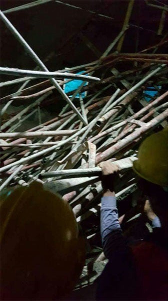 Scaffolding Collapsed In Bangi, Foreign Worker Below Crushed To Death - World Of Buzz 3