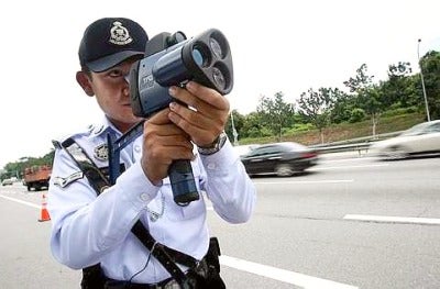 Using Smartphone While Driving Will Be Charged In Court And Fined Up To Rm2,000 - World Of Buzz 3