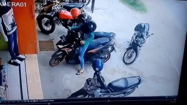Video Of Indonesian Lady Making 41-Point-Turn To Get Out Of Tight Spot Goes Viral - World Of Buzz