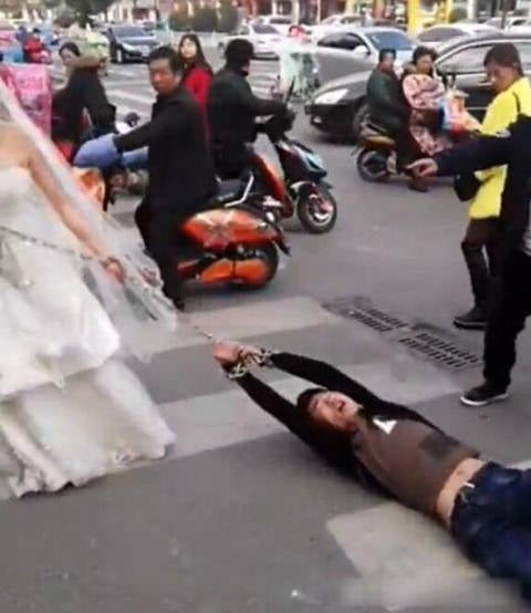 Angry Bride Drags Groom Around Town With Chain When He Didn't Show Up For Wedding - World Of Buzz 2