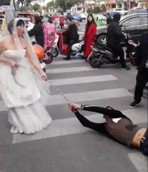 Angry Bride Drags Groom Around Town With Chain When He Didn't Show Up For Wedding - World Of Buzz 3