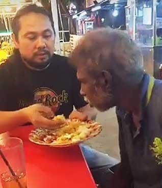 Video Of Malay Guy Feeding Old Indian Man With His Hands Melts Netizens Heart World Of Buzz