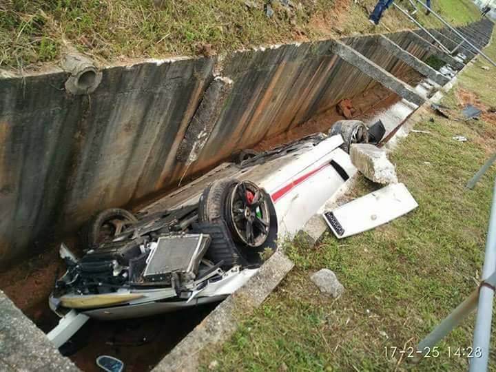 Lamborghini Crashes Into A Drain, Malaysian Netizens Mock Driver 'You Deserve It' - World Of Buzz 1