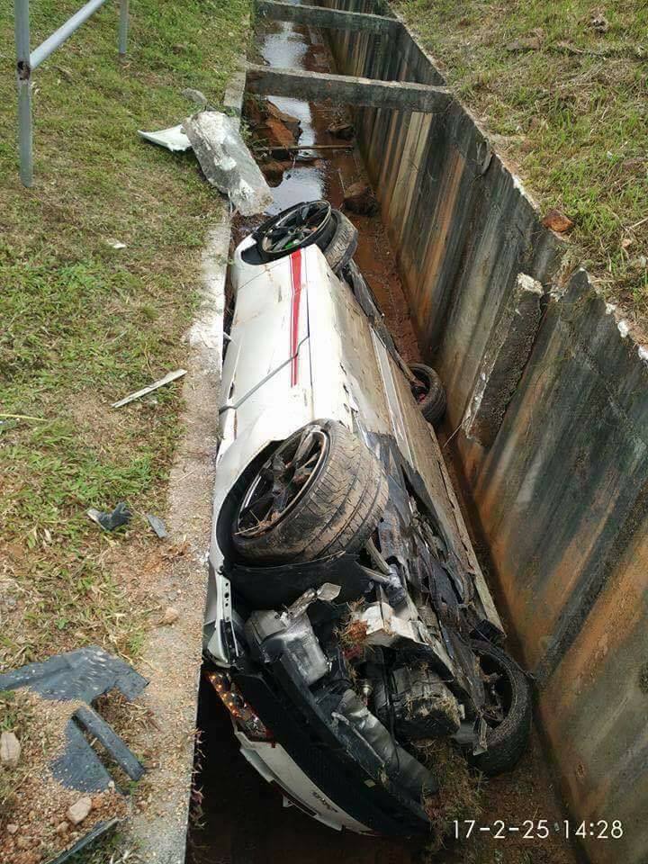 Lamborghini Crashes Into A Drain, Malaysian Netizens Mock Driver 'You Deserve It' - World Of Buzz 3