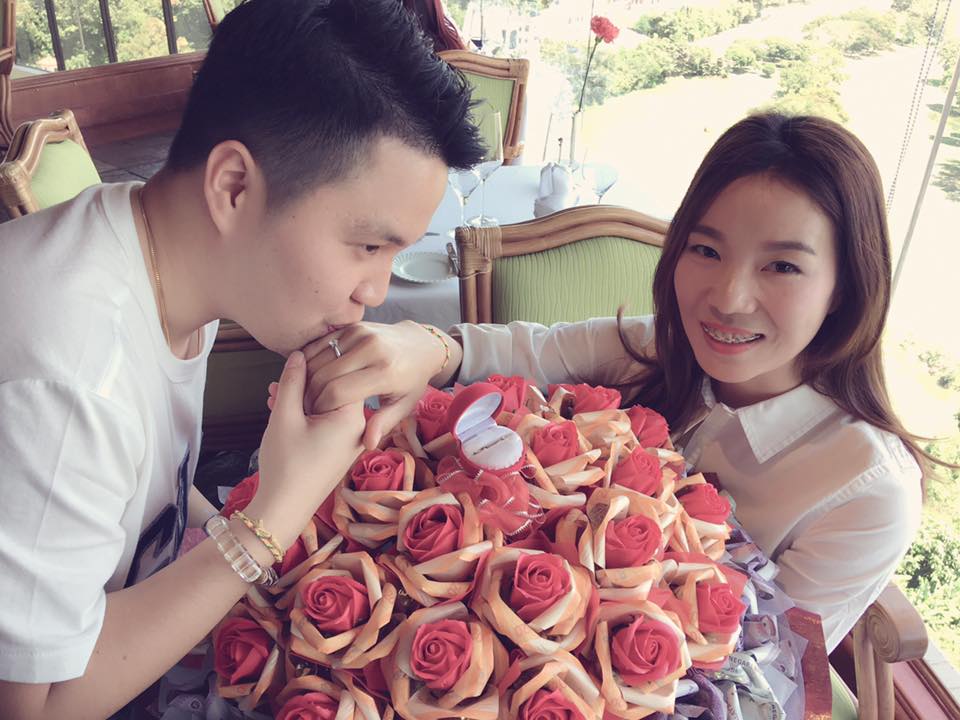 Malaysian Boyfriend Proposes With Flowers Made Out Of Money Worth Rm13,000 On Valentine's - World Of Buzz
