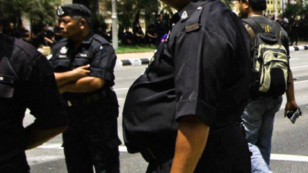 Malaysian Policemen Live Beyond Their Means, Now In Heavy Debts - World Of Buzz 1
