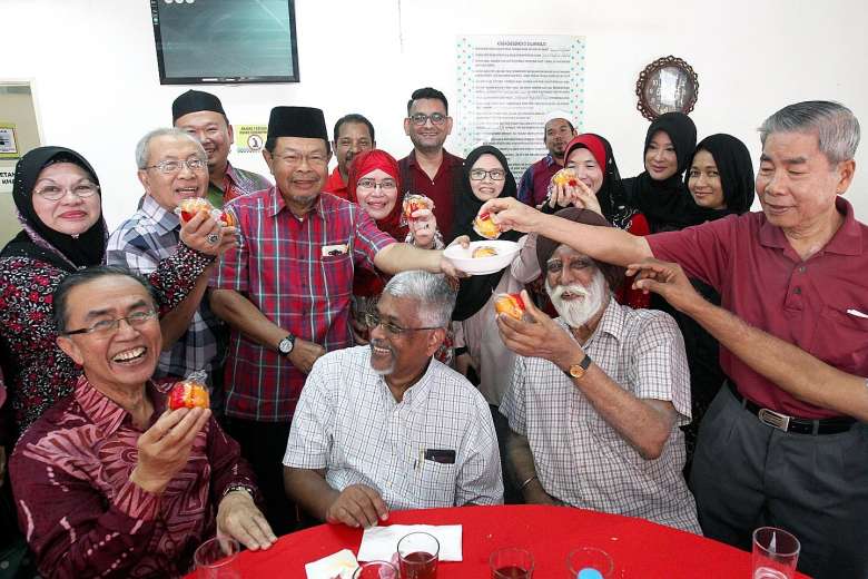 Mosque In Kuala Lumpur Welcomes All Races And Religions To Their Chinese New Year Open House - World Of Buzz